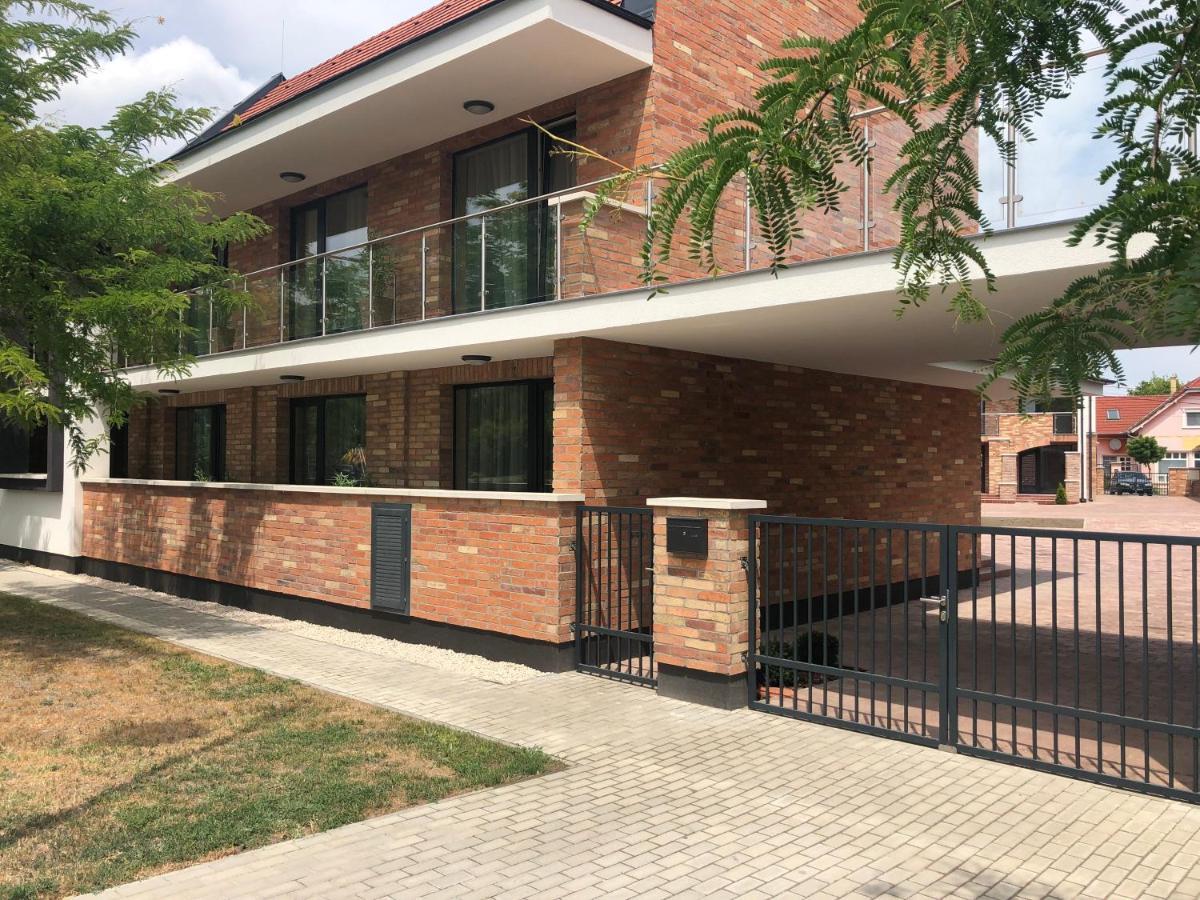 Castellum Apartmanhaz Дьюла Екстер'єр фото