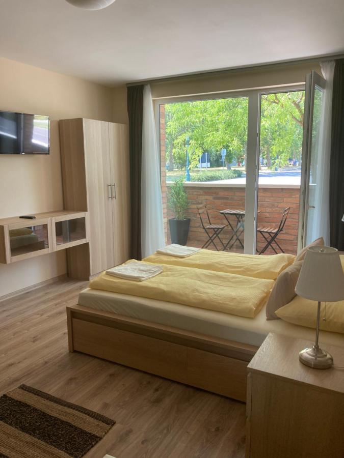 Castellum Apartmanhaz Дьюла Екстер'єр фото