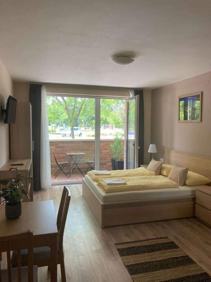 Castellum Apartmanhaz Дьюла Екстер'єр фото