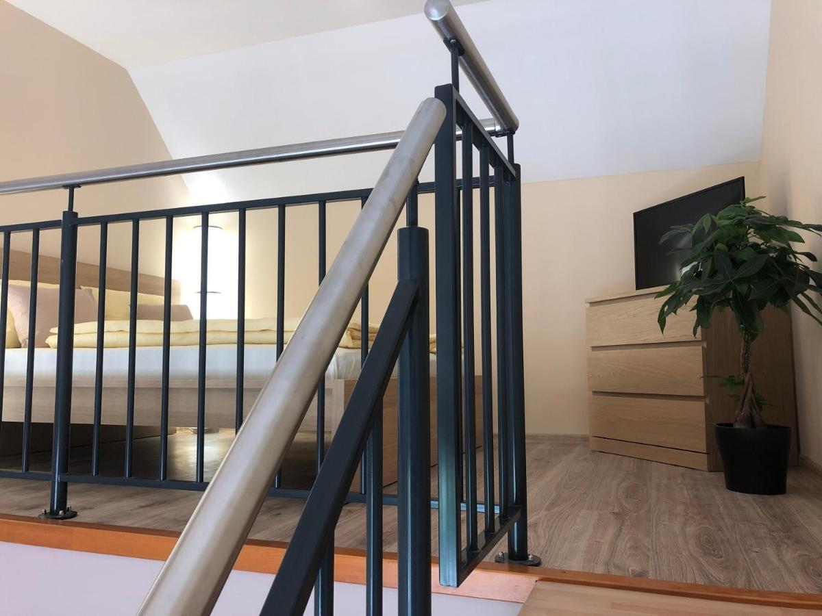 Castellum Apartmanhaz Дьюла Екстер'єр фото