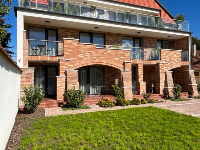 Castellum Apartmanhaz Дьюла Екстер'єр фото