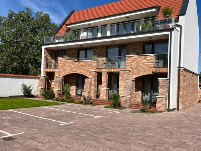 Castellum Apartmanhaz Дьюла Екстер'єр фото