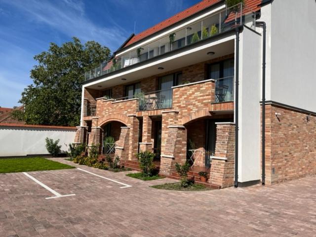 Castellum Apartmanhaz Дьюла Екстер'єр фото